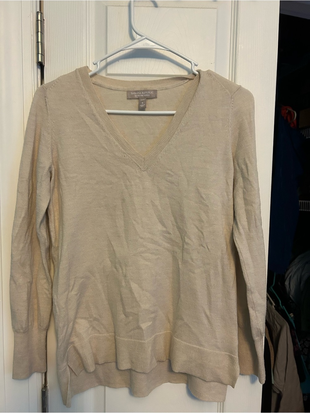 Banana Republic Women's V-Neck Sweater in Light Cream